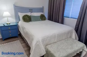 Elegant & cozy retreat near shopping and restaurants in Buckhead - Image 4