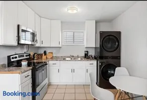 Cozy Galveston House, 5 beds and 2mi to Beach - Perfect for Groups, and Family and Friend's Gatherings - Image 4