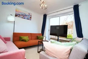Spacious 4 Bed Detached with Free Parking Sleeps 11 - Image 1
