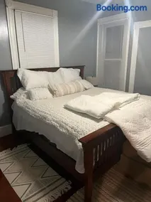 Quiet Two Bedroom in Convenient Location - Image 2