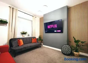 The Mellor - Holiday Home With Free Parking - 5 Minutes Drive to Coop Live Arena, Etihad Stadium & Manchester City Centre - Image 4