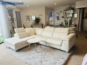 Relaxing Hobart Retreat, Stylish 2-Bed Apartment - Image 1