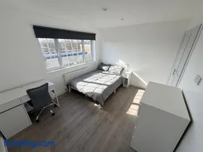 Spacious 4 Bed Canterbury Home Free Parking & Garden - Image 3