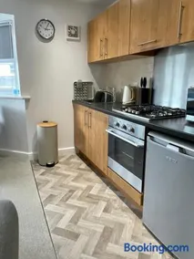 Compact Modern Apartment Single Person or Couple Only - Image 5