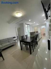 Free parking near Sydney Airport with balcony - Image 4