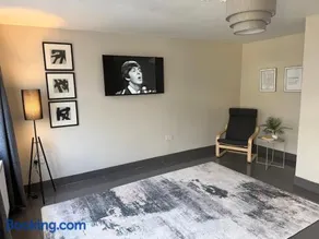 Entire home, perfect for staying with friends and family - Image 2