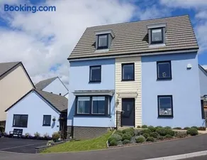 Coastal Escape-Walk to Beach-Family Hom-Sleeps 6 - Image 3