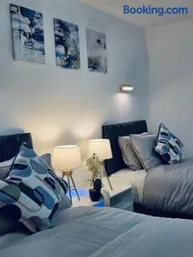 Entire 3-Bed Home, 5 mins to City Centre, Sleeps 6, 2 Free Parking - Image 5