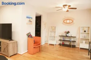 Charming 3bd Alexandria House, 11 miles to DC, Nice front view - Image 5
