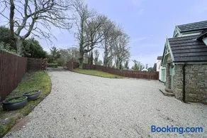 Spacious Coastal Accommodation with Games Room - Sleeps 10 - Image 1