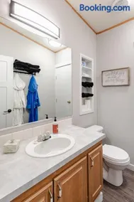 Family & Pet friendly 3 bdrm home with full kitchen and fenced yard - Image 1
