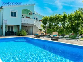Holiday House Marina with pool - Image 4