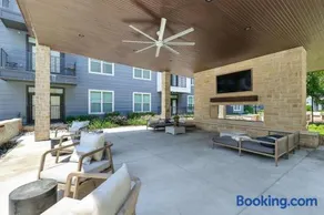 G36, 2BR Luxury Stay by Top Golf, Resort Pool & Gym, Near Stockyards - Image 5
