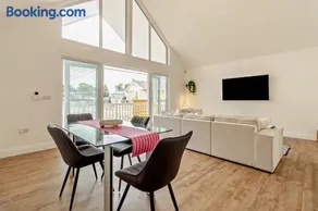 Host & Stay - Robin Lodge - Image 2