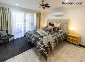 Regentville Waterfront Luxury Residence - Image 2
