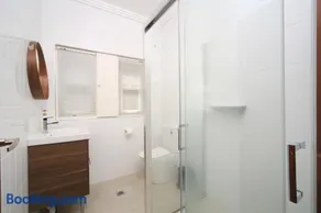Sydney, Bexley North holiday home 3bedrooms, free parking, close to Train station and CBD - Image 4