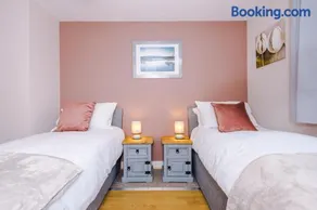 Relaxing 3 Bedroom Chester Home with garden - Image 1
