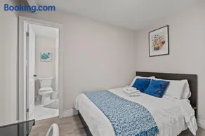 Private Room Downtown Toronto Queen Street Oasis - Image 2