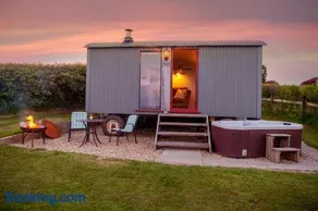 The Big Cwtch Shepherd's Hut - Image 1