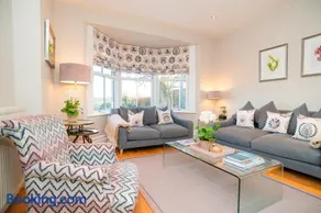 Ultimate Coastal Luxury - 5 Bed, Spacious, Parking, Hot Tub - Image 2