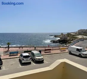 Studio Flat Seafront - Image 2