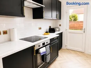 Stylish 2BR House Parking & WiFi Sleeps 6 - Image 2