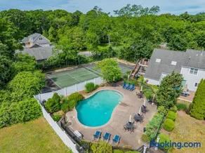 Pool and tennis court close to Craigville Beach - Image 1