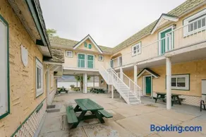 Suite 19 Green Gables Resort, Lake View Retreat - Image 4