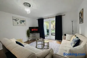 4 Bed Cosy Home w Free parking, Pets Welcome - Image 3