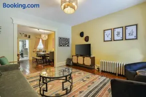 Spacious Broadway Home Downtown Western Modern Charm with parking - Image 4