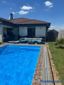 5 izbový samostatný stojaci rodinný dom s podkrovím a veľkou záhradou so sezónnym bazénom, celoročnou saunou a vírivkou, privátny wellness - Image 3