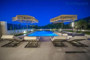 Aurea Estate Luxury Villas - Padel court - Image 4