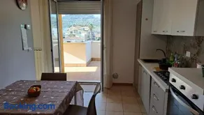 Alloggio con terrazzo e parcheggio privato - Image 1