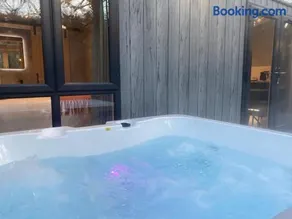 P59 - Riverstone with hot tub - Image 2