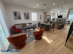 Modern Tri-Level Condo in Prime LA Rooftop View - Image 1