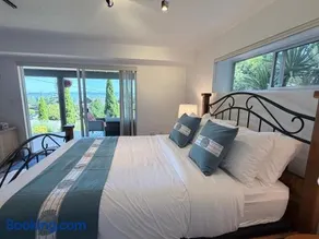 Cozy Ocean View Retreat - Image 1