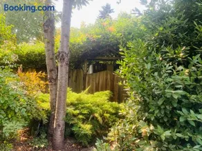Charming Garden Cottage - Image 2