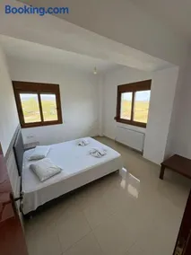 Nisi House Beachfront Sea View - Image 2