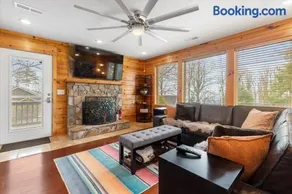 Stunning Mountain Retreat! Packed with Fun! Air Hockey Table! - Two Sisters Chalet - Image 1