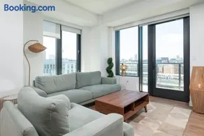 Luxury Apartment w King Bed Shared Pool & Rooftop - Image 3