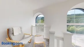 Spacious three bedroom apartment with Valley views - Image 2