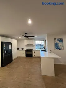 Pet friendly &Amazing location 4 bedrooms house - Image 2