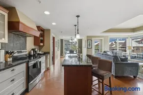 Sunset Ridge - Luxurious Corner Condo - Spectacular Mt Views with open Pool! - Image 2