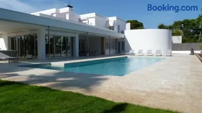 Luxury Beach House - Image 1
