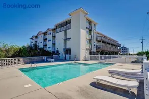 Surf City Blue Horizon Hideout Motel with Pool - Image 5
