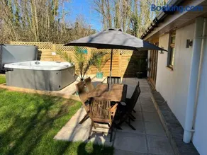 Stunning cottage with hot tub - Image 2