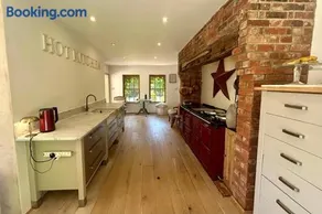 Elegant Hampshire Countryside Stay - Image 3