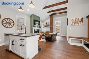 Luxurious Design | Easy Access to Downtown Pittsburgh | Sleeps 4 - Image 4