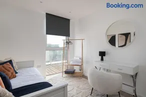 Stylish Milton Keynes Apartment - Image 4