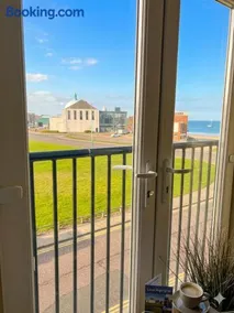 Hightide Seaside Apartment with Beach & Spanish City Views - Image 4